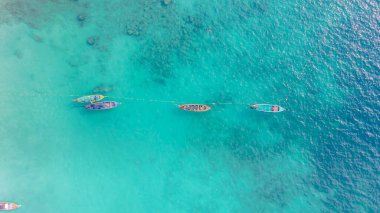Cennet kumsalı Phuket Patong. Hava manzaralı inanılmaz özgürlük kumsalı küçük beyaz kumlu plaj mükemmel doğası olan. Beyaz dalga adanın etrafındaki kayaya çarptı. Yeşil orman huzurlu. yeşil deniz, manzara.