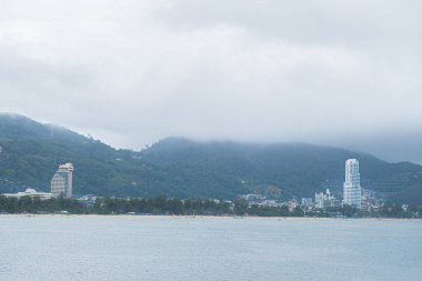 Tayland Asyalı kel kartalı gökyüzüne doğru süzülüyor, Patong Sahili, Phuket, açık mavi.