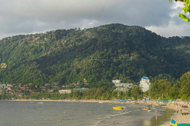 Tayland Asyalı kel kartalı gökyüzüne doğru süzülüyor, Patong Sahili, Phuket, açık mavi.