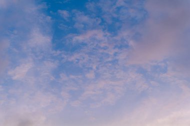 Karon sahilinde romantik bir gün batımı. Soyut doğa arkaplanı parlak ışık ışınları ve diğer atmosferik efektlere sahip günbatımı Phuket Tayland 'da renk farkı..