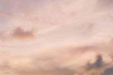 Karon sahilinde romantik bir gün batımı. Soyut doğa arkaplanı parlak ışık ışınları ve diğer atmosferik efektlere sahip günbatımı Phuket Tayland 'da renk farkı..