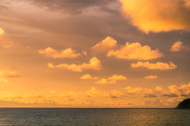 Karon sahilinde romantik bir gün batımı. Soyut doğa arkaplanı parlak ışık ışınları ve diğer atmosferik efektlere sahip günbatımı Phuket Tayland 'da renk farkı..