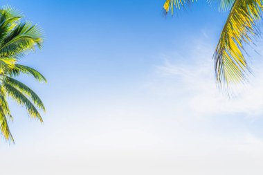 Beyaz bulutlu gökyüzü, göze hoş gelen, Patong Sahili, Phuket, Tayland arka planı.