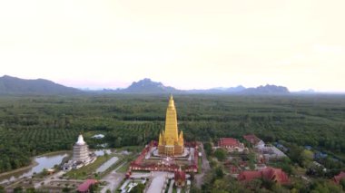 İnsansız hava aracı videosu, yüksek açı, Wat Mahathat Wachira Mongkhon (Wat Bang Thong), Krabi Eyaleti, 46 Moo 3, Na Nuea Bölgesi, Ao Luek Bölgesi, Krabi 81110 Tayland.