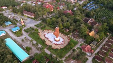 İnsansız hava aracı videosu, yüksek açı, Wat Mahathat Wachira Mongkhon (Wat Bang Thong), Krabi Eyaleti, 46 Moo 3, Na Nuea Bölgesi, Ao Luek Bölgesi, Krabi 81110 Tayland.