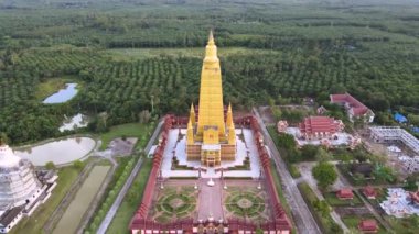 İnsansız hava aracı videosu, yüksek açı, Wat Mahathat Wachira Mongkhon (Wat Bang Thong), Krabi Eyaleti, 46 Moo 3, Na Nuea Bölgesi, Ao Luek Bölgesi, Krabi 81110 Tayland.