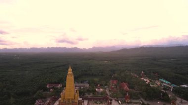 İnsansız hava aracı videosu, yüksek açı, Wat Mahathat Wachira Mongkhon (Wat Bang Thong), Krabi Eyaleti, 46 Moo 3, Na Nuea Bölgesi, Ao Luek Bölgesi, Krabi 81110 Tayland.