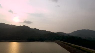 Phuket, Tayland 'daki Bang Wad Barajı' nın, Phuket Adası 'ndaki büyük bir su dağıtım barajının insansız hava aracı görüntüleri..