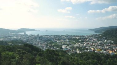 Profesyonel video 4K hava görüntüsü Patong Beach Phuket Tayland plajı boş plaj manzarası dağın tepesindeki kumlu bölge, iki yolcu gemisiyle gelen turistler. Mavi okyanus, deniz suyu.