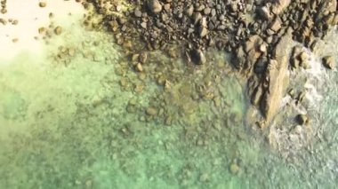 Özgürlük plajı, Patong Phuket, Tayland - Beyaz cennet kumsalı ve turkuaz berrak su ve granit taşları olan tropikal ada. Yüksek açılı drone videosu.