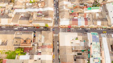 Hava görüntüsü, Phuket şehrinde uçan insansız hava aracı, Tayland. SinoPortugyese üzerinde insansız hava aracı. Phuket 'te bir pazar günü ve turistler yiyecek ve giyecek satan yerli tüccarlarla dolu eski sokaklara alışverişe gidiyorlar.