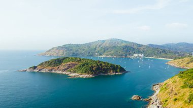Phuket Tayland 'ın güneyindeki Promthep Cape Sunset Viewpoint. Tayland' ın popüler turistik merkezlerinden birindeki İHA 'nın fotoğraflarını çek.