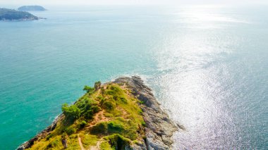 Phuket Tayland 'ın güneyindeki Promthep Cape Sunset Viewpoint. Tayland' ın popüler turistik merkezlerinden birindeki İHA 'nın fotoğraflarını çek.