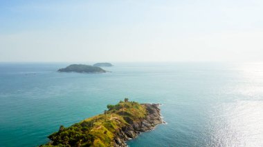 Phuket Tayland 'ın güneyindeki Promthep Cape Sunset Viewpoint. Tayland' ın popüler turistik merkezlerinden birindeki İHA 'nın fotoğraflarını çek.