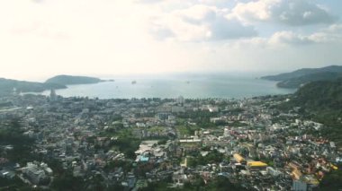 Profesyonel video 4K hava görüntüsü Patong Beach Phuket Tayland plajı boş plaj manzarası dağın tepesindeki kumlu bölge, iki yolcu gemisiyle gelen turistler. Mavi okyanus, deniz suyu.