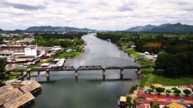 Kwai Köprüsü, Kanchanaburi, Tayland. Ölüm Demiryolu, 2. Dünya Savaşı, Japon ordusu tarafından, yaklaşık 61.700 müttefik savaş esiri askere alındı. 1943 'te açıldı. İHA görüntüsü. Video.