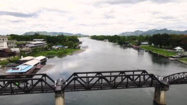 Kwai Köprüsü, Kanchanaburi, Tayland. Ölüm Demiryolu, 2. Dünya Savaşı, Japon ordusu tarafından, yaklaşık 61.700 müttefik savaş esiri askere alındı. 1943 'te açıldı. İHA görüntüsü. Video.