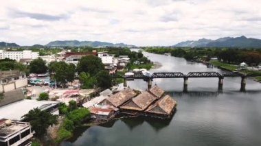 Kwai Köprüsü, Kanchanaburi, Tayland. Ölüm Demiryolu, 2. Dünya Savaşı, Japon ordusu tarafından, yaklaşık 61.700 müttefik savaş esiri askere alındı. 1943 'te açıldı. İHA görüntüsü. Video.