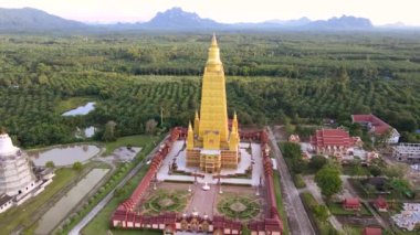 İnsansız hava aracı videosu, yüksek açı, Wat Mahathat Wachira Mongkhon (Wat Bang Thong), Krabi Eyaleti, 46 Moo 3, Na Nuea Bölgesi, Ao Luek Bölgesi, Krabi 81110 Tayland.