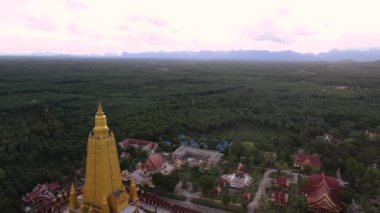 İnsansız hava aracı videosu, yüksek açı, Wat Mahathat Wachira Mongkhon (Wat Bang Thong), Krabi Eyaleti, 46 Moo 3, Na Nuea Bölgesi, Ao Luek Bölgesi, Krabi 81110 Tayland.