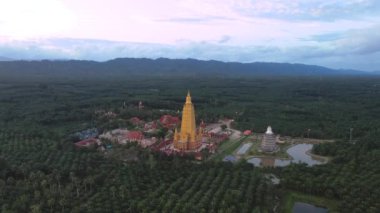 İnsansız hava aracı videosu, yüksek açı, Wat Mahathat Wachira Mongkhon (Wat Bang Thong), Krabi Eyaleti, 46 Moo 3, Na Nuea Bölgesi, Ao Luek Bölgesi, Krabi 81110 Tayland.