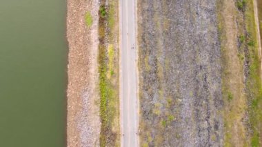 Phuket, Tayland 'daki Bang Wad Barajı' nın, Phuket Adası 'ndaki büyük bir su dağıtım barajının insansız hava aracı görüntüleri..