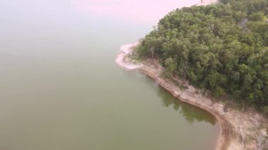 Phuket, Tayland 'daki Bang Wad Barajı' nın, Phuket Adası 'ndaki büyük bir su dağıtım barajının insansız hava aracı görüntüleri..