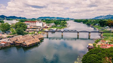 Kwai Nehri 'ndeki Köprü, Kanchanaburi, Tayland. Ölüm Demiryolu, 2. Dünya Savaşı, Japon Ordusu tarafından, yaklaşık 61.700 müttefik savaş esirinin askere alındığı yer. 1943 'te açıldı. Drone görünümü.
