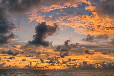 Andaman Denizi 'nde, Patong' da, Phuket 'te, Tayland' da bulutlarla birlikte gün batımı.
