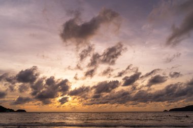 Andaman Denizi 'nde, Patong' da, Phuket 'te, Tayland' da bulutlarla birlikte gün batımı.