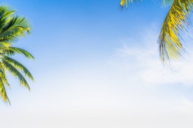 Beyaz bulutlu gökyüzü, göze hoş gelen, Patong Sahili, Phuket, Tayland arka planı.