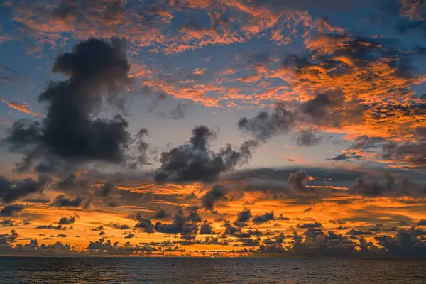 Kırmızı mor turuncu gün batımı gökyüzü kırmızı mor bulutlu arka plan koyu mor günbatımı bulutlu arka plan gece dramatik gün batımı gökyüzü Patong Phuket Tayland.