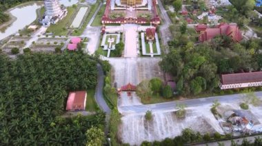 İnsansız hava aracı videosu, yüksek açı, Wat Mahathat Wachira Mongkhon (Wat Bang Thong), Krabi Eyaleti, 46 Moo 3, Na Nuea Bölgesi, Ao Luek Bölgesi, Krabi 81110 Tayland.