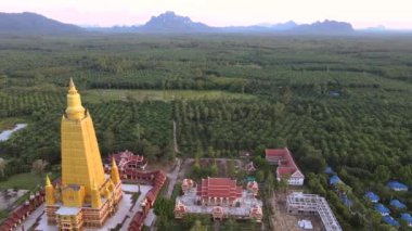 İnsansız hava aracı videosu, yüksek açı, Wat Mahathat Wachira Mongkhon (Wat Bang Thong), Krabi Eyaleti, 46 Moo 3, Na Nuea Bölgesi, Ao Luek Bölgesi, Krabi 81110 Tayland.