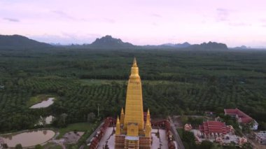 İnsansız hava aracı videosu, yüksek açı, Wat Mahathat Wachira Mongkhon (Wat Bang Thong), Krabi Eyaleti, 46 Moo 3, Na Nuea Bölgesi, Ao Luek Bölgesi, Krabi 81110 Tayland.