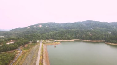 Phuket, Tayland 'daki Bang Wad Barajı' nın, Phuket Adası 'ndaki büyük bir su dağıtım barajının insansız hava aracı görüntüleri..