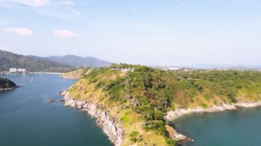 Phuket En İyi Görüş Noktası Günbatımı Phrom Thep Tayland Burnu akşam manzarası inanılmaz mükemmel doğa adanın etrafındaki kayaya çarptı. Yeşil orman huzurlu. yeşil deniz, manzara.