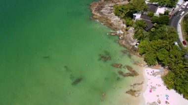 Phuket Tayland Patong Şehri 27-2023 Havacılık Manzaralı güzel deniz insansız hava aracı görüntüsü Phuket Adası Tayland 'daki Andrea Denizi Patong Sahili' nin inanılmaz sahil gezisi hedefi