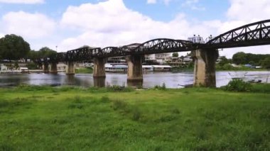 Kwai Köprüsü, Kanchanaburi, Tayland. Ölüm Demiryolu, 2. Dünya Savaşı, Japon ordusu tarafından, yaklaşık 61.700 müttefik savaş esiri askere alındı. 1943 'te açıldı. İHA görüntüsü. Video.