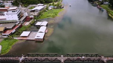 Kwai Köprüsü, Kanchanaburi, Tayland. Ölüm Demiryolu, 2. Dünya Savaşı, Japon ordusu tarafından, yaklaşık 61.700 müttefik savaş esiri askere alındı. 1943 'te açıldı. İHA görüntüsü. Video.