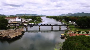 Kwai Köprüsü, Kanchanaburi, Tayland. Ölüm Demiryolu, 2. Dünya Savaşı, Japon ordusu tarafından, yaklaşık 61.700 müttefik savaş esiri askere alındı. 1943 'te açıldı. İHA görüntüsü. Video.