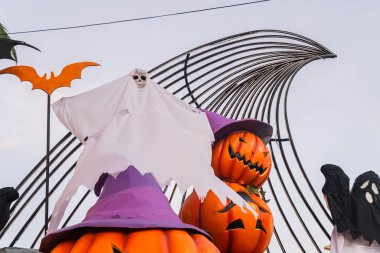 Cadılar Bayramı kumsalı ve okyanus arkaplanı örümcek, cadı ve hayalet balkabağı. Koyu, korkutucu ton.