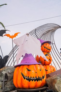 Cadılar Bayramı kumsalı ve okyanus arkaplanı örümcek, cadı ve hayalet balkabağı. Koyu, korkutucu ton.