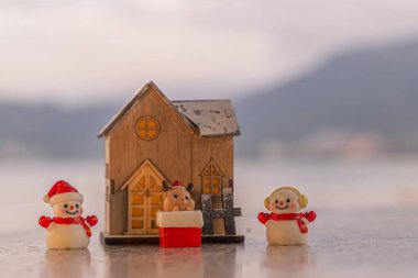 Mutlu Noeller ahşap sözcüğü tidewater yeşil ton arka planında, geniş afiş, Noel afişi, mutlu konsept, fotokopi alanı, sabahları yumuşak odaklı gökyüzü, Patong Sahili, Phuket Tayland