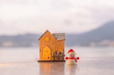 Mutlu Noeller ahşap sözcüğü tidewater yeşil ton arka planında, geniş afiş, Noel afişi, mutlu konsept, fotokopi alanı, sabahları yumuşak odaklı gökyüzü, Patong Sahili, Phuket Tayland