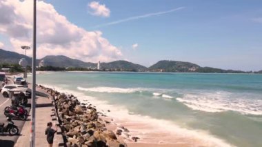 Patong Sahili, Phuket, Tayland Patong Plajı Phuket 'teki en popüler yerlerden biridir. Bangla Yolu 'nun birçok eğlence yeri vardır..