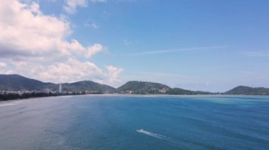 Patong Sahili, Phuket, Tayland Patong Plajı Phuket 'teki en popüler yerlerden biridir. Bangla Yolu 'nun birçok eğlence yeri vardır..