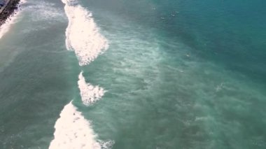 Phuket, Tayland 'daki Patong Sahili yakınlarındaki Kalim Plajı, Phuket' in en popüler yerlerinden biridir. Bangla Yolu 'nun birçok eğlence yeri vardır..