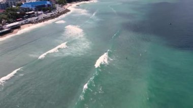 Phuket, Tayland 'daki Patong Sahili yakınlarındaki Kalim Plajı, Phuket' in en popüler yerlerinden biridir. Bangla Yolu 'nun birçok eğlence yeri vardır..