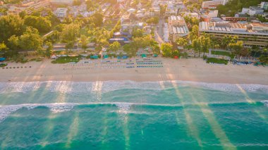 Hava aracı manzarası, önemli Phuket, Karon Sahili, Tayland, dinlenmek için güzel plaj, güzel gökyüzü, temiz su.